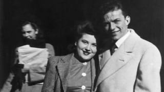 Frank Sinatra mit seiner Mutter.