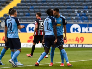 Gladbachs Marcus Thuram und Rami Bensebaini beim Torjubel.