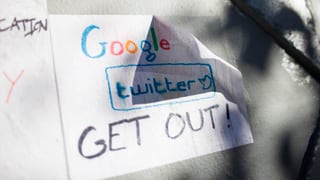 Handgeschriebenes Plakat, das Google und Twitter zum Gehen auffordert. Handgeschriebenes Plakat, das Google und Twitter zum Gehen auffordert.