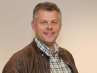 Andreas Kleeb mit kariertem Hemd und Lederjacke. Andreas Kleeb mit kariertem Hemd und Lederjacke.