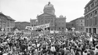 Hunderte Atomkraftgegner demonstrieren vor dem Bundeshaus (Bild aufgenommen: 1987). 
