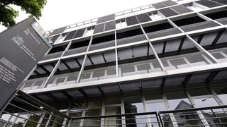 Fassade des Migrationsamtes und die Hinweistafel