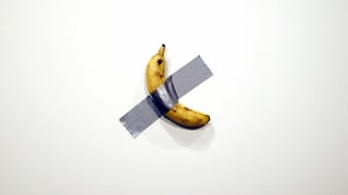 Banane mit Klebeband an die Wand geheftet Banane mit Klebeband an die Wand geheftet
