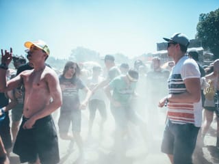 Vor der Bühne wird staub aufgewirbelt.