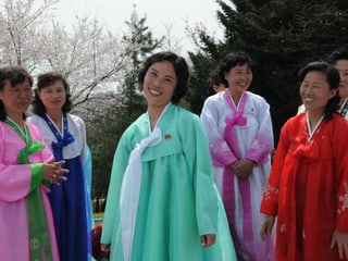 Frauen in bunten traditionellen Kleidern.
