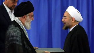 Ayatollah Ali Chamenei übergibt Hassan Rohani die Regierungsermächtigung.