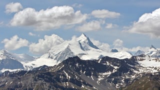 Bergspitze, verschneit