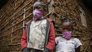 Zwei Kinder mit Mund-Nasenschutz in Kenia.