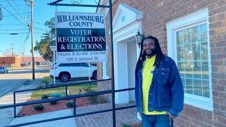 Ein schwarzer Mann vor dem Wahlbüro in Kingstree Ein schwarzer Mann vor dem Wahlbüro in Kingstree