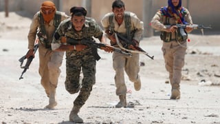 Kurdische Kämpfer stürmen in Rakka voran.