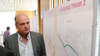 Filippo Leutenegger studiert mit ernstem Gesicht Varianten der Linienführung des Trams 2 an einer Veranstaltung in Zürich Altstetten.