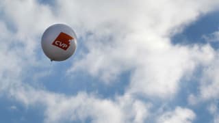 Ballon mit CVP-Logo.