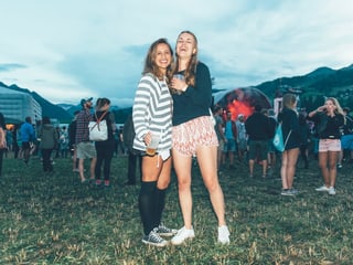 Das beste Festivaloutfit: Stulpen! Sie geben warm und brauchen keinen Platz im Festivalrucksack!