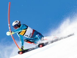 Henrik Kristoffersen umkurvt eine Slalomstange.