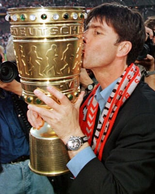  Löw küsste Pokal.