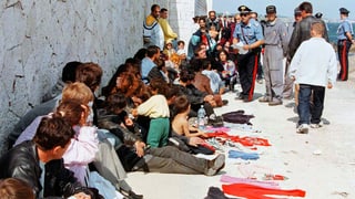 Ein Bild aus dem Jahr 1998: Flüchtlinge aus Albanien, dem Kosovo und der Türkei im Hafen von Otranto im Süden der italienischen Ostküste. 