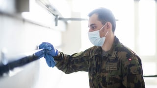 Ein Soldat desinfiziert ein altes Bettenhaus in Frauenfeld.