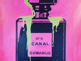 Gemälde: Flasche, die dem Chanel-Parfüm ähnelt. Darauf steht «Nr. 5 Canal – Gowanus». Gemälde: Flasche, die dem Chanel-Parfüm ähnelt. Darauf steht «Nr. 5 Canal – Gowanus».