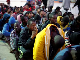 Vor der Küste bei Tripolis werden Migranten gesammelt (November 2017)
