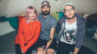 SRF 3-Festivalfrau Tina Nägeli, Keyboarder Kyle Jonathan Simmons und Sänger Dan Smith. SRF 3-Festivalfrau Tina Nägeli, Keyboarder Kyle Jonathan Simmons und Sänger Dan Smith.