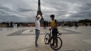 Zwei Männer stehen vor dem Eiffelturm.