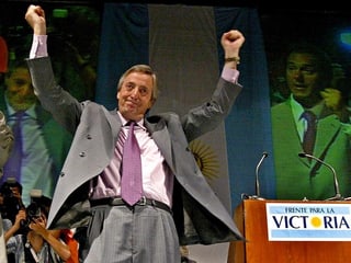 Kirchner jubelt nach Wahlsieg 2003