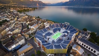 Riesige Arena mitten in einem Städtchen. Riesige Arena mitten in einem Städtchen.