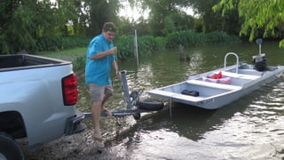 Lokalpolitiker und Umweltschützer Richie Blink steigt im Mississippi-Delta aus einem Boot.