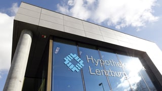 Blick auf den Hauptsitz der Hypi Lenzburg mit Firmenlogo auf Glasfassade.