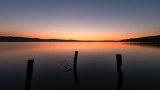 Blick über den wolkenlosn Sempachersee in Richtung eines klaren Abendrots. Blick über den wolkenlosn Sempachersee in Richtung eines klaren Abendrots.