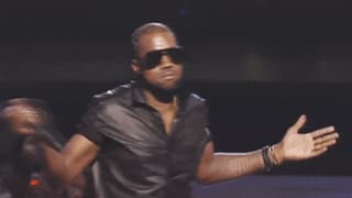 Kanye West zuckt mit den Schultern Kanye West zuckt mit den Schultern