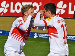 Finn Porath und Fabian Reese mimen nach dem Tor zum 2:1 gegen Nürnberg Torjubel im Duett.