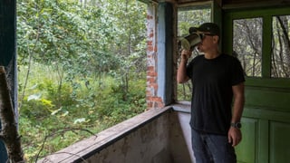 ein Mann trinkt Kaffee im Wald ein Mann trinkt Kaffee im Wald