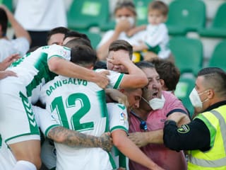 Die Spieler von Elche feiern den Klassenerhalt.