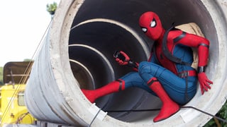 Spider-Man kauert in einer Betonröhre