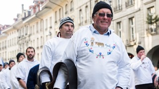 Bauern in Tracht demonstrieren in Bern.