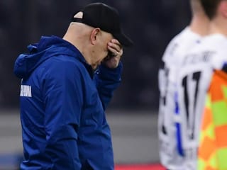 Christian Gross hält sich die Hand vor das Gesicht Christian Gross hält sich die Hand vor das Gesicht