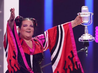 Netta hält den Eurovision-Pokal in die Höhe Netta hält den Eurovision-Pokal in die Höhe