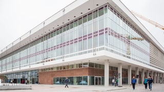 Aussensicht auf ein rechteckiges Gebäude. Aussensicht auf ein rechteckiges Gebäude.