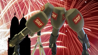 Vier SRF-Mikrofone, im Hintergrund ein Feuerwerk vor dem Zürcher Grossmünster