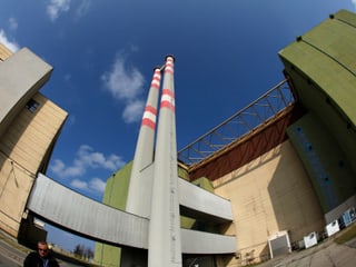 Ein Reaktorblock des Atomkraftwerks mit zwei hohen dünnen Türmen, von unten fotografiert.