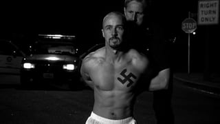 Filmszene, schwarzweiss: Norton mit nacktem Oberkörper, auf dem ein grosses Hakenkreuz zu sehen ist, wird von einem Polizisten festgenommen.