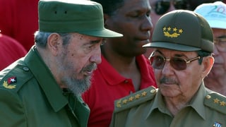Fidel und Raul Castro.