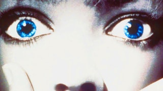 Frau mit schreckgeweiteten Augen