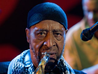 Nahaufnahme des Musikers Yusef Lateef.