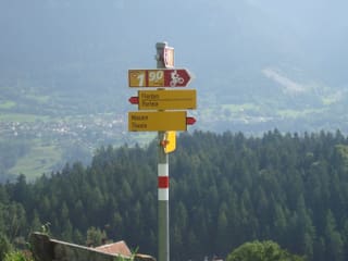 Signalisationtafel für Wanderer und Velofahrer der Bike Route Nummer eins.