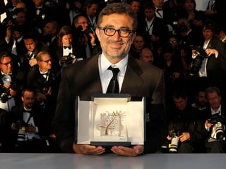 Regisseur Nuri Bilge Ceylan posiert mit der Goldenen Palme in Cannes für die Fotografen.