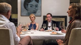 Vier Menschen an einem Tisch. Vier Menschen an einem Tisch.
