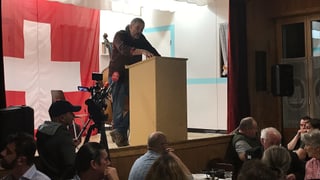 Freysinger auf einer Bühne, hinter ihm eine grosse Schweizerfahne. Freysinger auf einer Bühne, hinter ihm eine grosse Schweizerfahne.