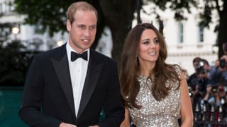 Prinz William zusammen mit Ehefrau in Abendrobe. 